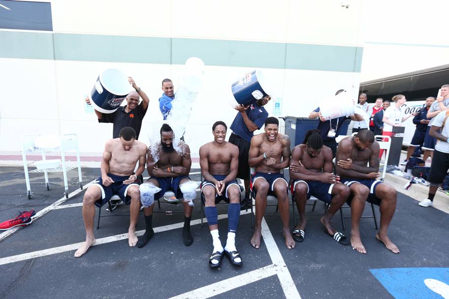 Dopo l&#39;allenamento 6 membri di Team Usa non si sono sottratti al ALS Bucket Challenge, la doccia gelata nata per raccogliere fondi per la lotta alla SLA (NBAE)